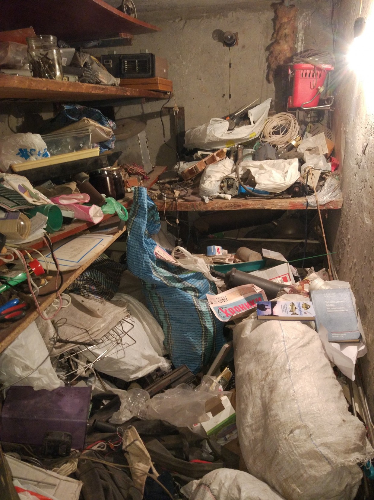 «Плюшкин» захламил квартиру и балкон в доме на улице Б. Чижика в Якутске