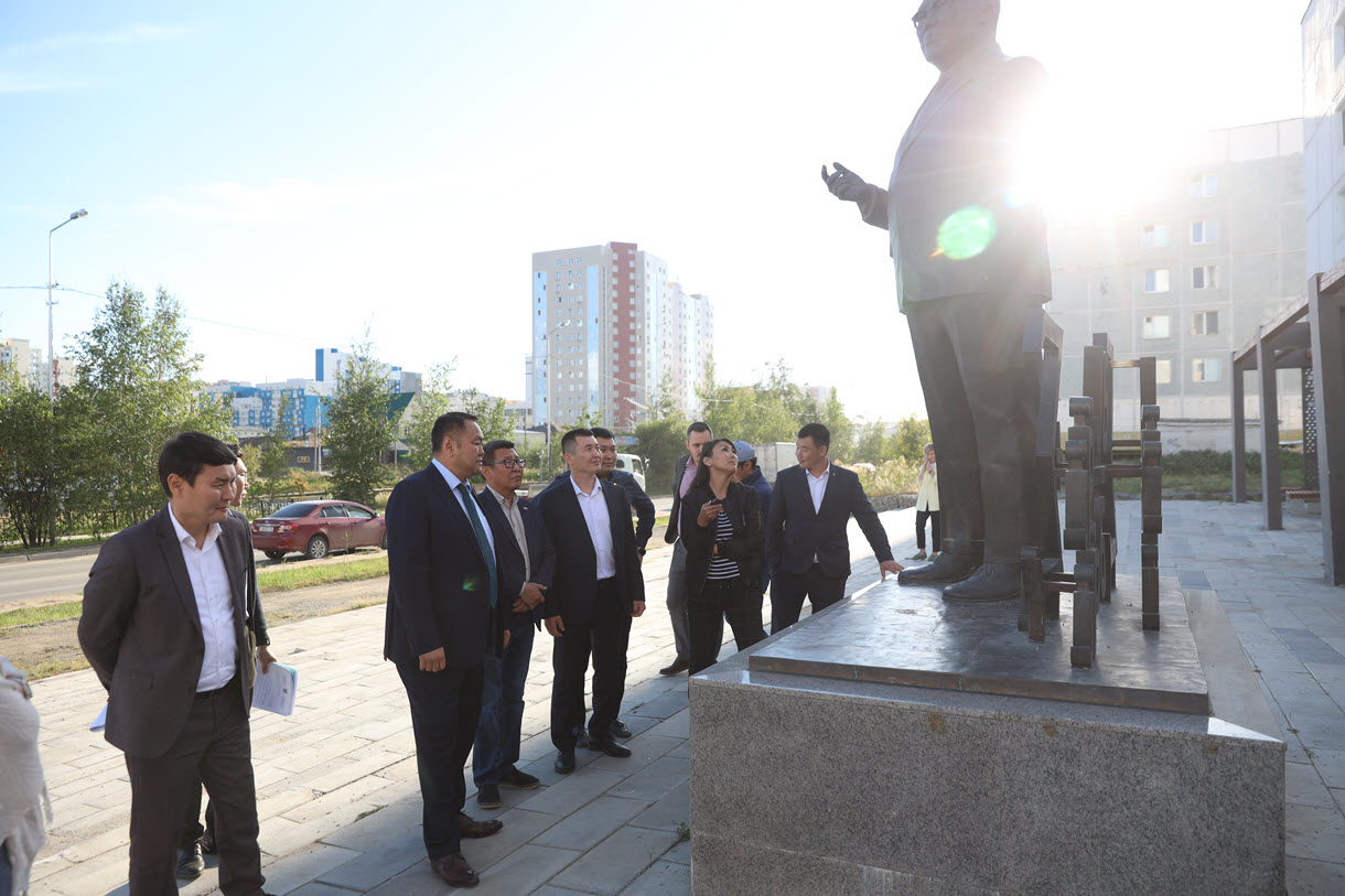 Депутаты Гордумы проверили ход благоустройства дворов, содержание общественных пространств и памятников в Якутске