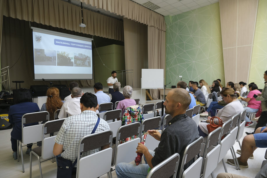 «Всего одна поправка в законе — и настанет порядок». Ситуацию с лже-кафе и алкоточками обсудили с жителями депутаты Гордумы и Глава Якутска