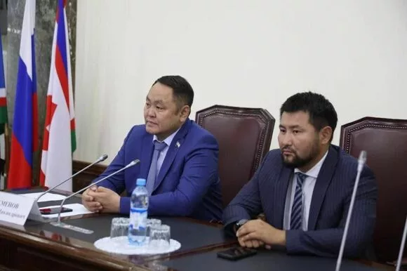 В Якутске строителям в честь профессионального праздника вручили знаки отличия