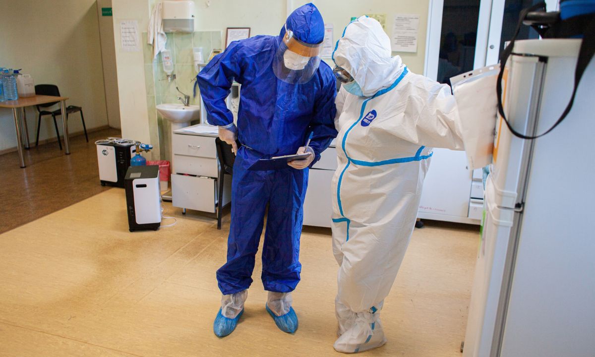 Более половины врачей высказались за введение антиковидных ограничений