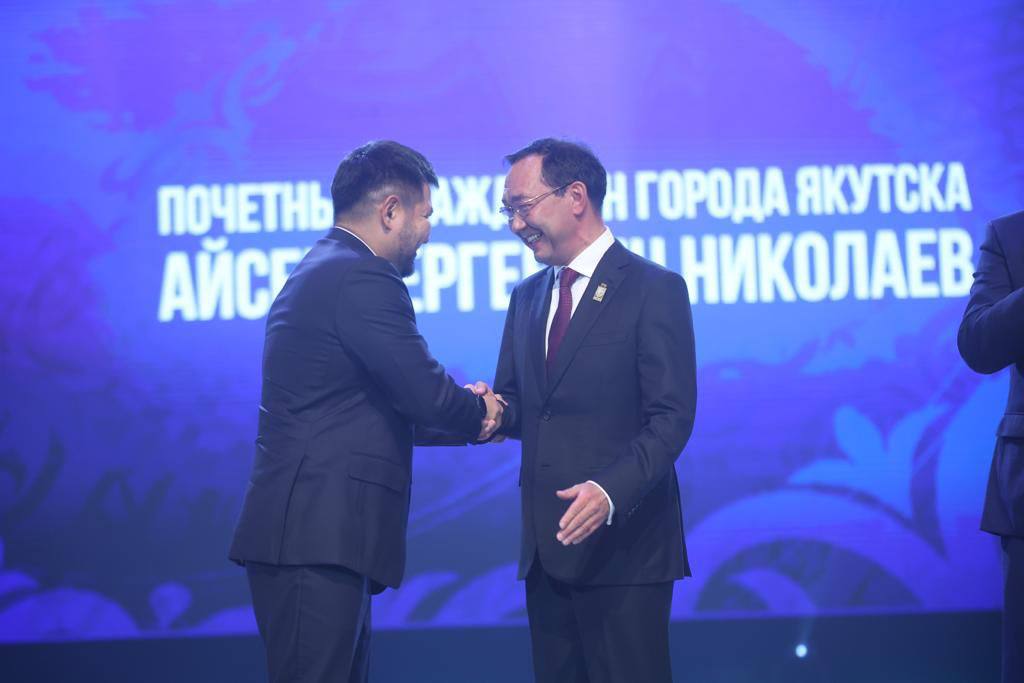 Мэр Якутска наградил Айсена Николаева званием Почетного гражданина города