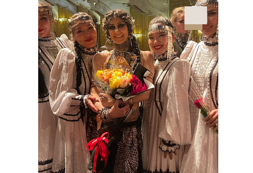 "Танец  вне политики". Якутянки в Казахстане подарили американке якутские украшения