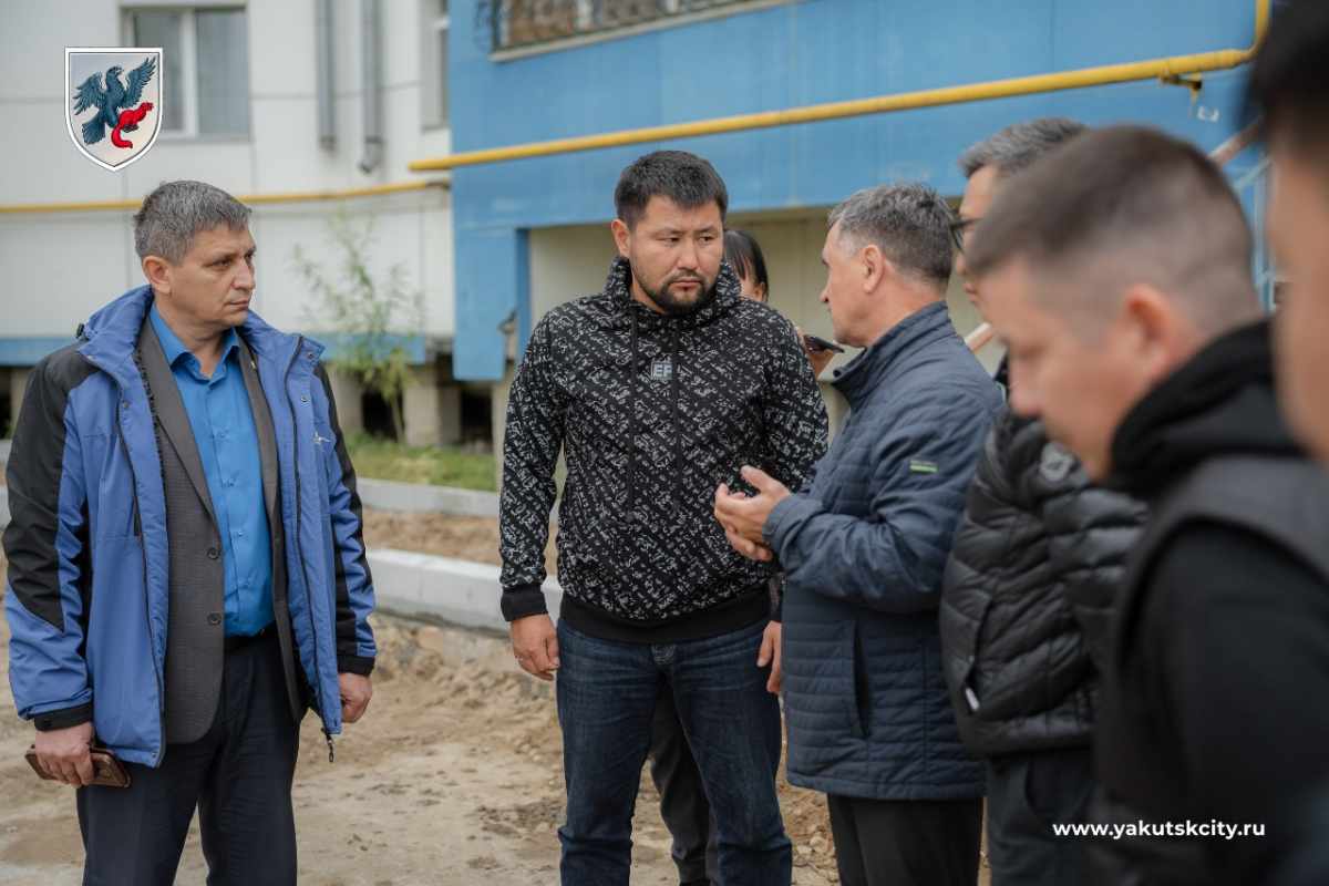 Евгений Григорьев проверил ход капитального ремонта дворовых территорий