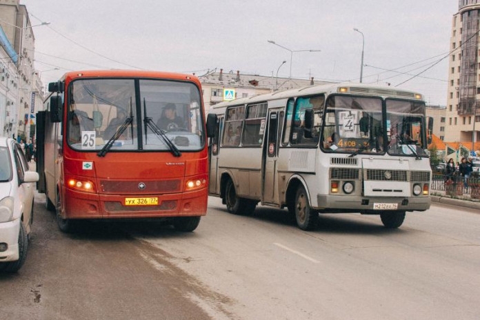 В Якутске нетрезвый мужчина распылил баллончик в салоне пассажирского автобуса и брызнул в лицо водителю