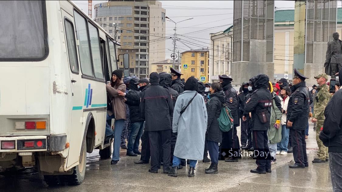 Прохожей вменяется штраф 10 тысяч рублей за участие в митинге в Якутске