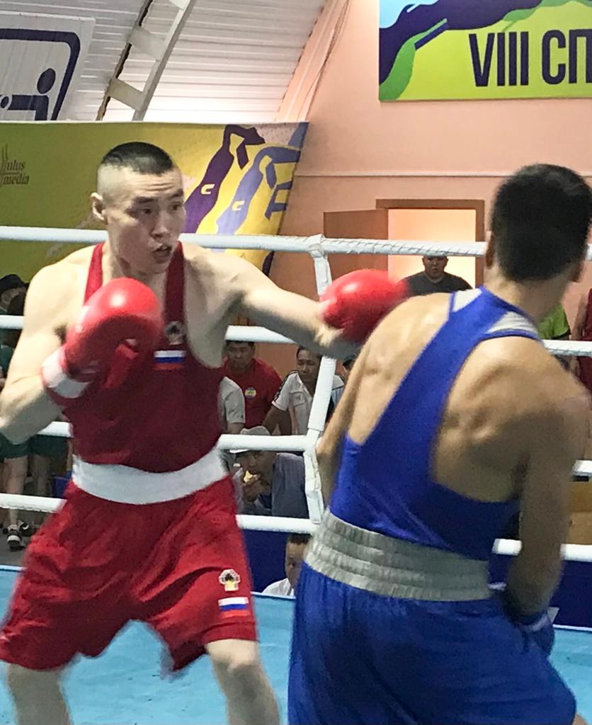 Якутский боксер Пётр Васильев одержал свою шестую победу на профессиональном ринге