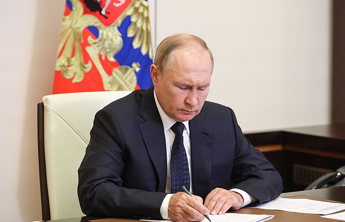 Путин подписал поправки в УК РФ о мародерстве, дезертирстве и сдаче в плен