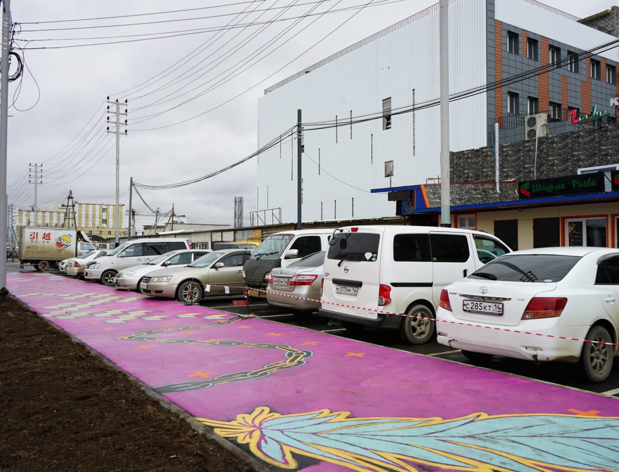 На улице Труда в Якутске разрисовывают тротуар