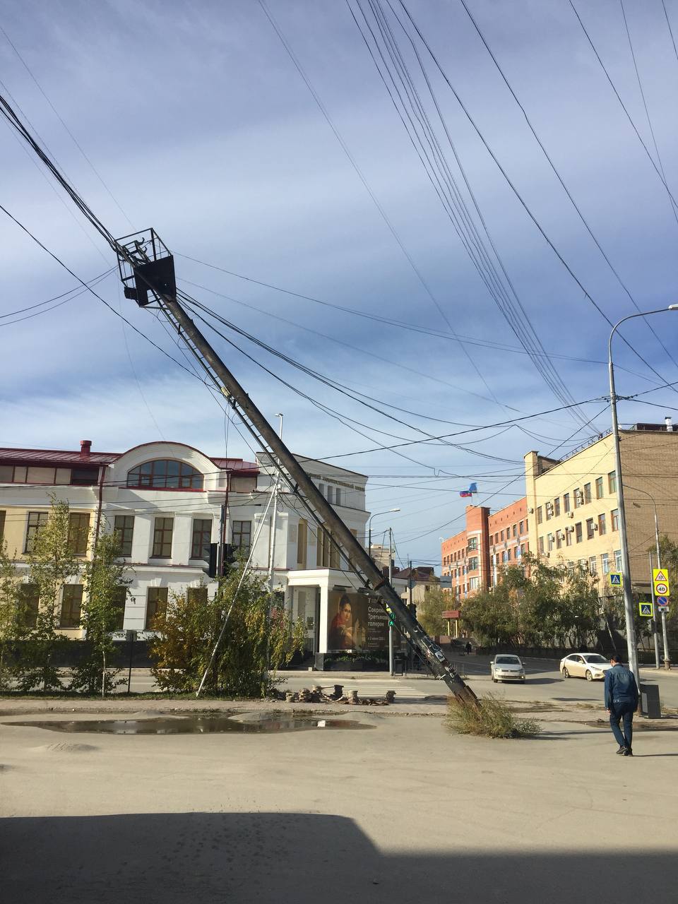 Последствия сильного ветра в Якутске: упали столбы и остановки, погас свет, сгорели холодильники, оторвало причал