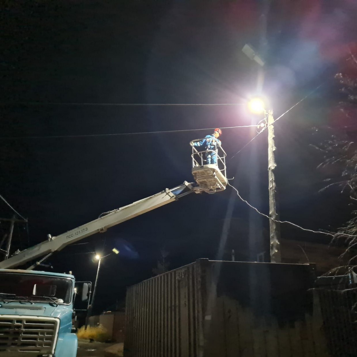 "Мы понимаем, что вы устали, что не можете накормить детей". Часть Якутска живет трое суток без света