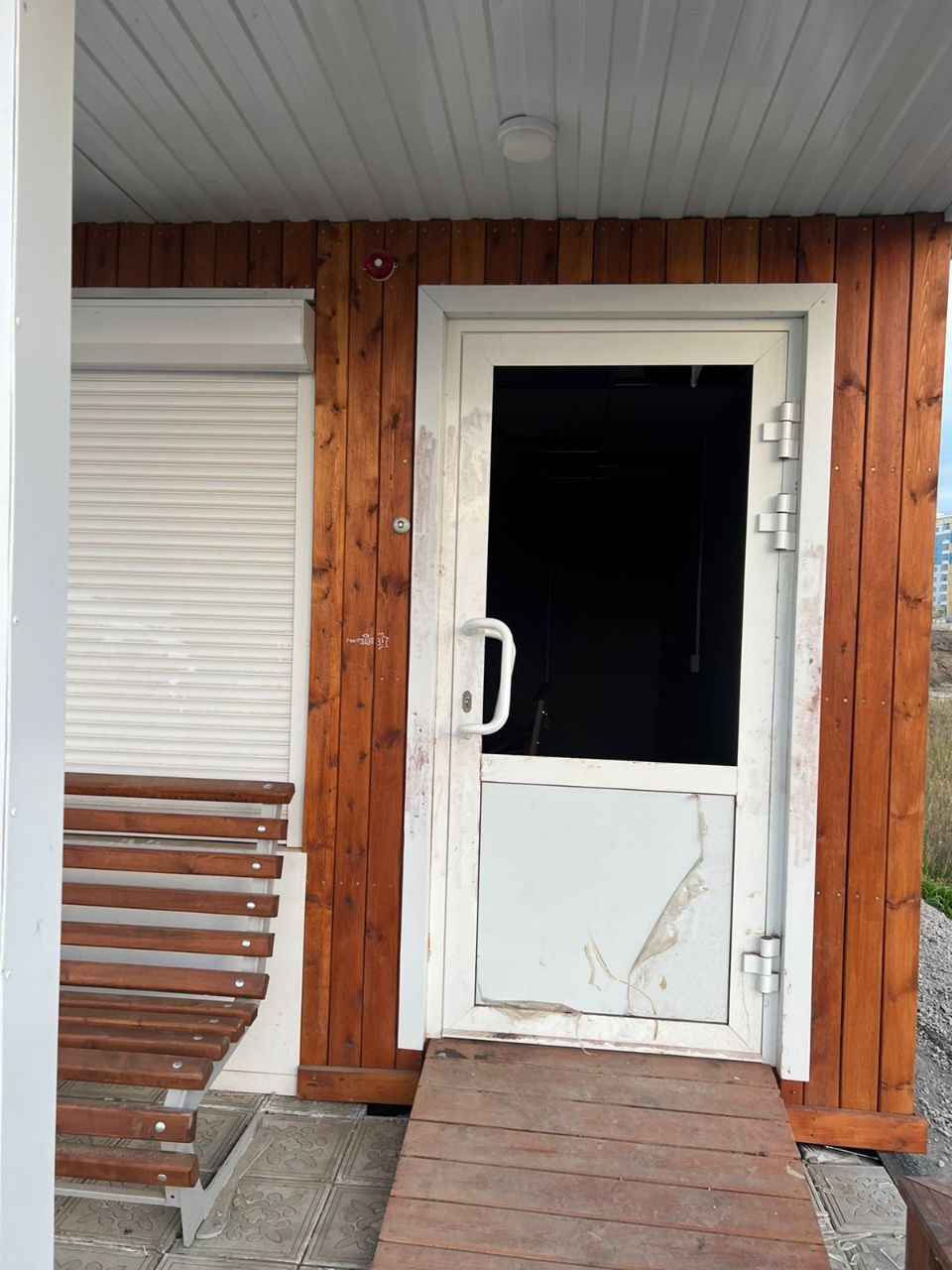 В Якутске вандалы разгромили новую теплую остановку