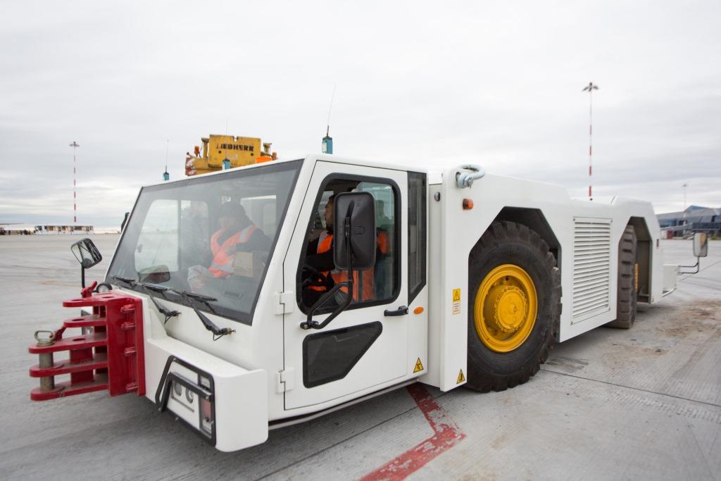 В аэропорт "Якутск" поступил новый аэродромный тягач