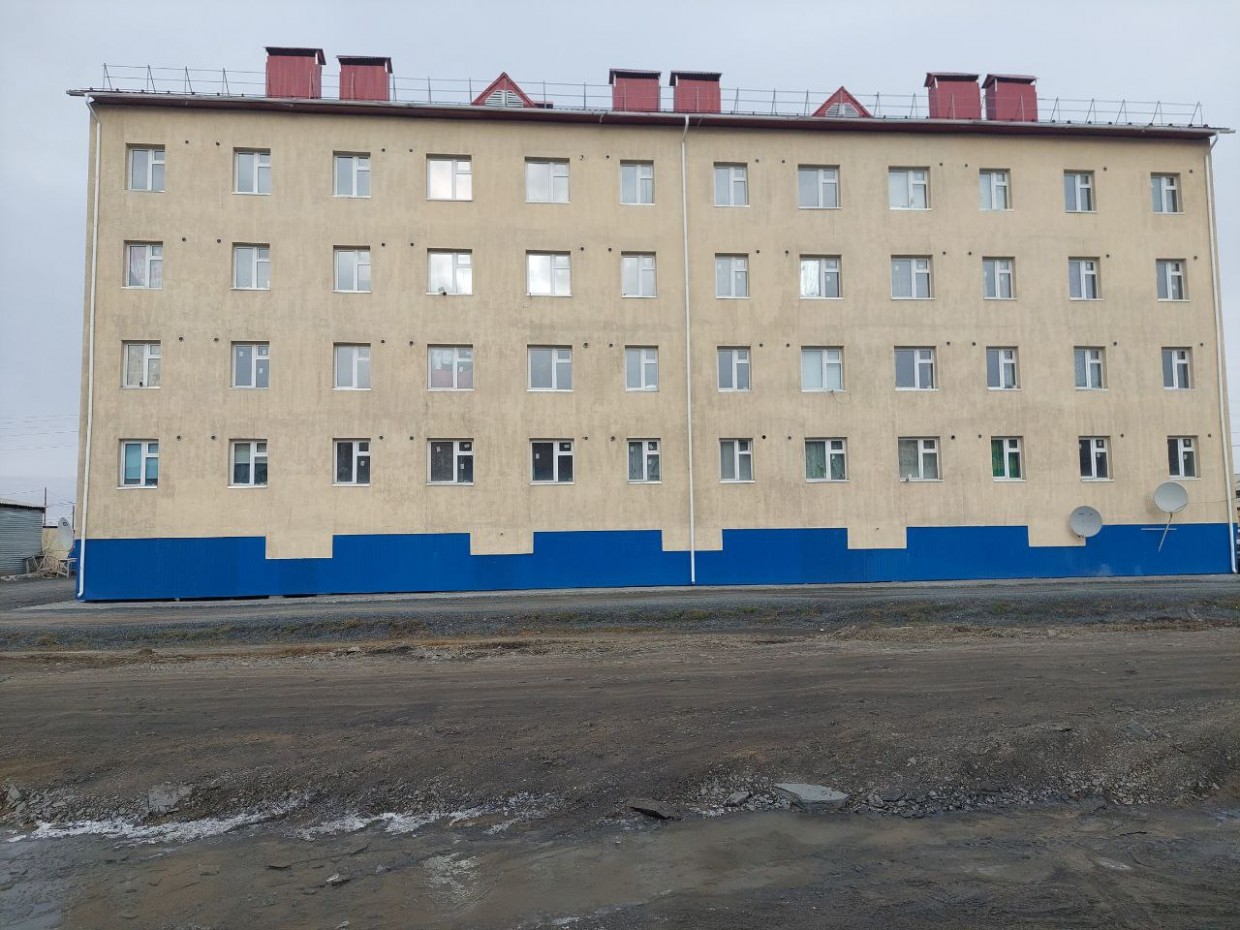 В селе Батагай с 4 этажа новостройки выпала женщина