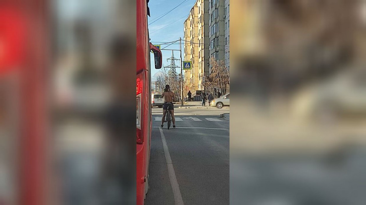 Житель Якутска, передвигающийся на велосипеде в шортах круглый год, продолжает удивлять горожан