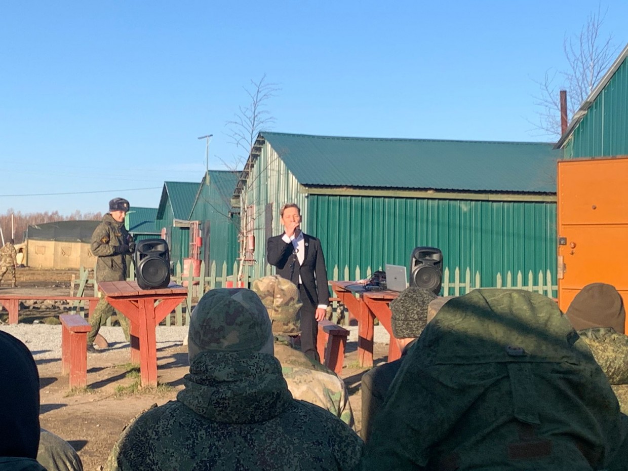 В военных частях Восточного военного округа выступают артисты из Якутии