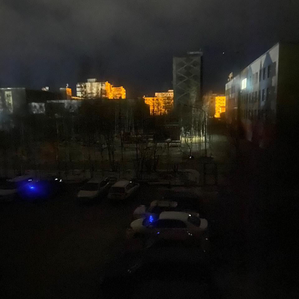 Сильный порывистый ветер стал причиной отключения электроэнергии в нескольких улусах Якутии