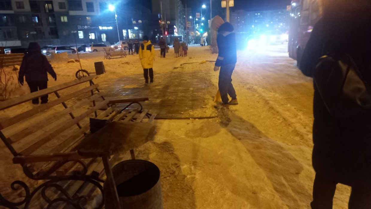 Студенты использовали снег для укладки плитки в Якутске