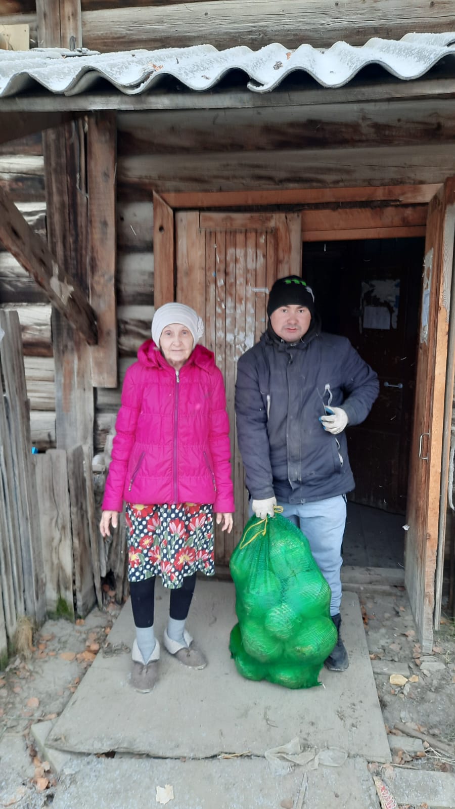 Одиноким пожилым горожанам раздали овощи в Якутске