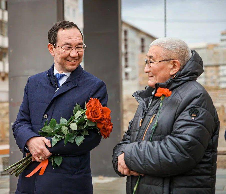 Глава Якутии поздравил первого народного учителя России Виктора Потапова