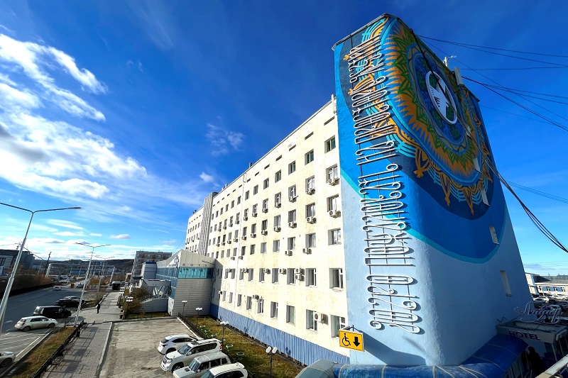 Привокзальную площадь аэропорта украсил световой мурал