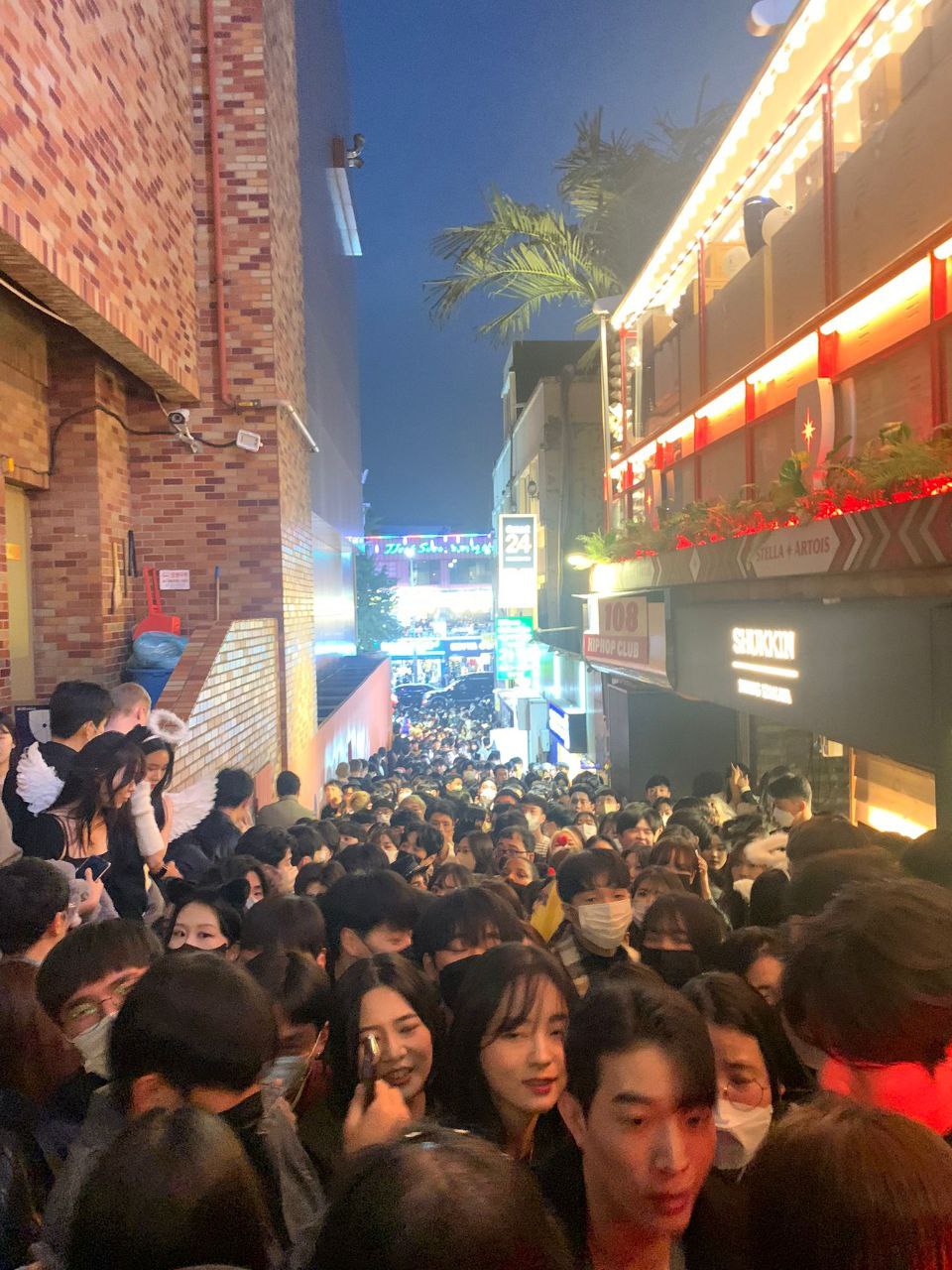 "Мы покинули самую плотную часть толпы за полчаса-час до давки", - якутянин, проживающий в Сеуле, рассказал о трагедии