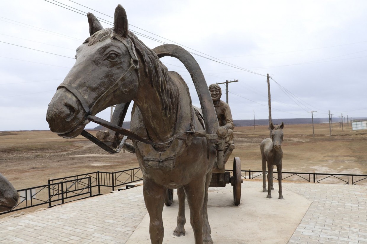 В Амге появилась скульптурная композиция, посвященная землепашцам
