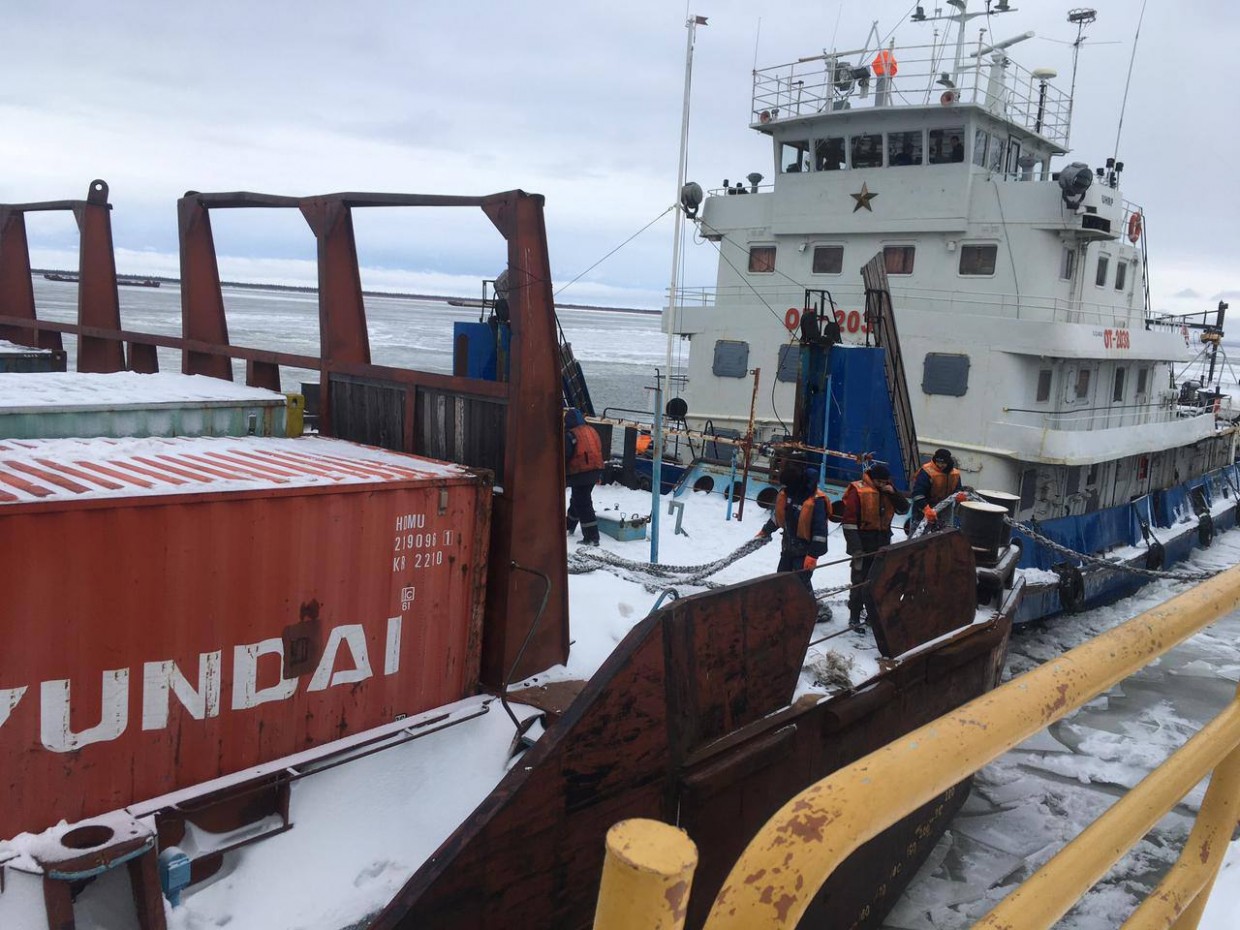 Контейнеры с продовольствием, находящиеся на барже с пробоиной, отправят в Среднеколымск