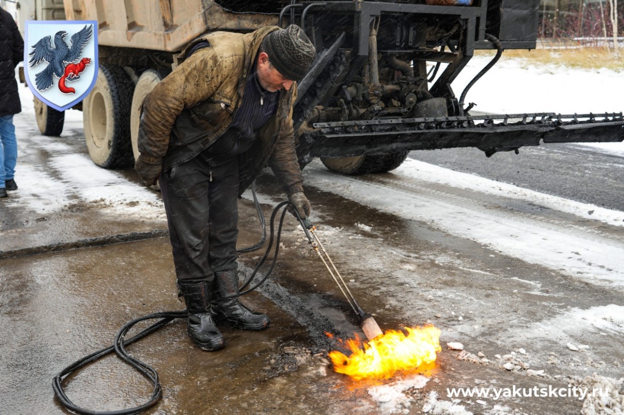В Якутске ремонт дорог в неблагоприятных погодных условиях ведется по разработанной технологии