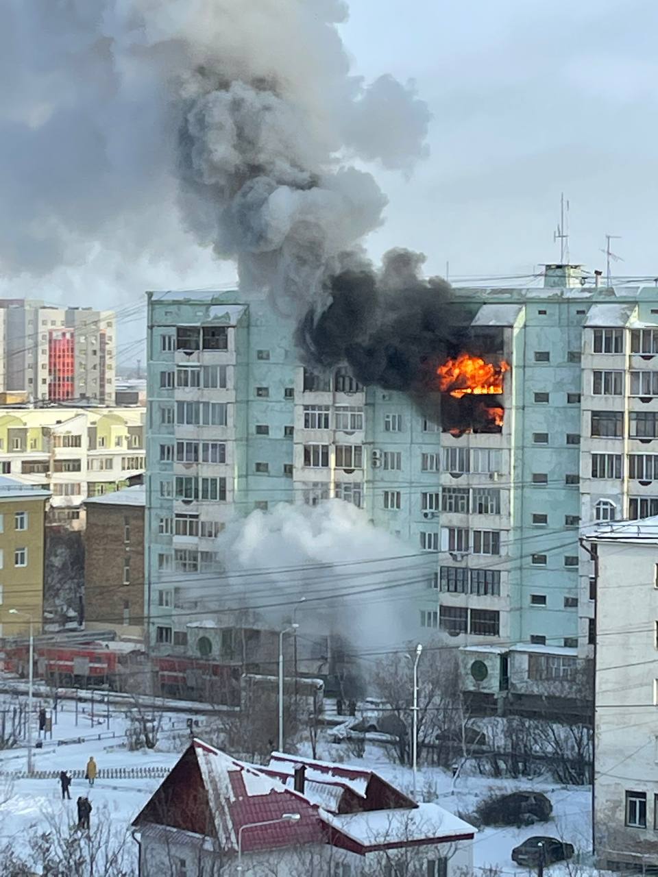 В центре Якутска тушат пожар на балконах многоэтажки