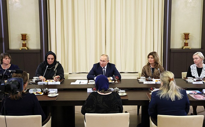 Владимир Путин на встрече с матерями военнослужащих: «Айсен Сергеевич – опытный руководитель, очень чуткий человек"