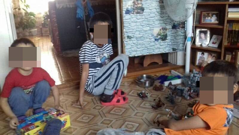 «Поднимал за уши за конфеты, взятые без спроса». В Якутске опекун, истязавший сирот, приговорен к условному наказанию