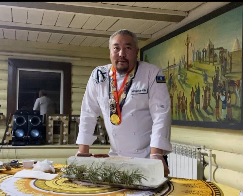 Саламат на тарталетке, "жареная" на льду печень, чипсы из ягеля.  Шеф Атласов экспериментирует с якутской кухней