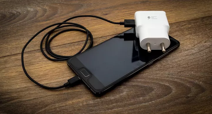 В новостройке Якутска хозяева забыли отключить зарядку от телефона. Загорелся матрас