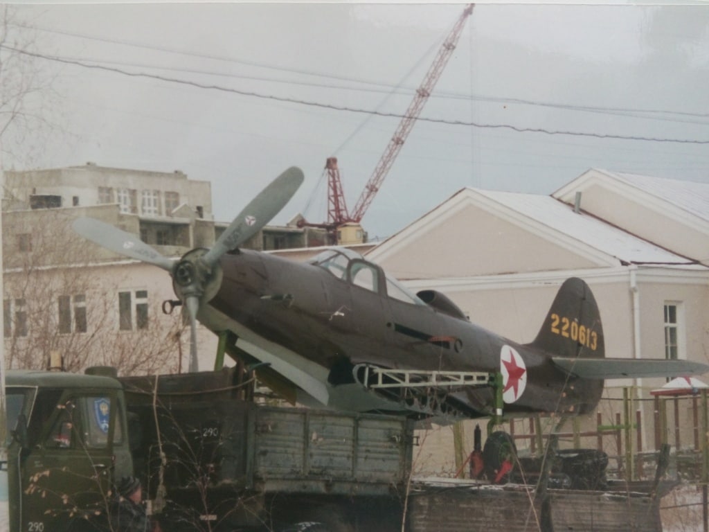 Чей самолет установлен в Якутске?