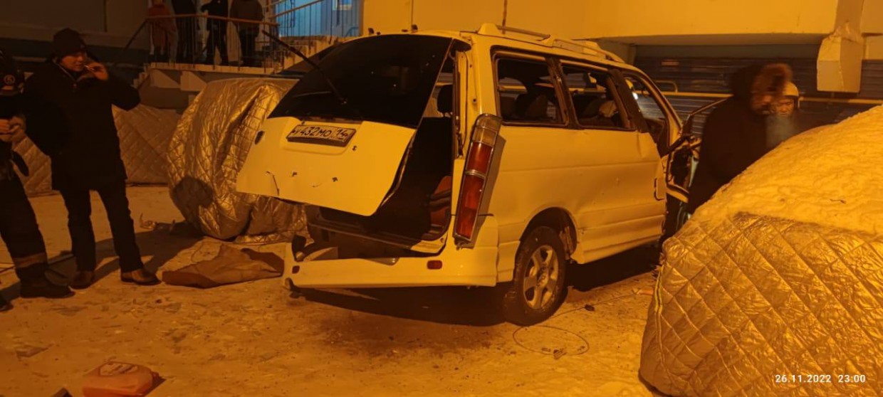 Во дворе жилого дома в Якутске взорвался автомбиль