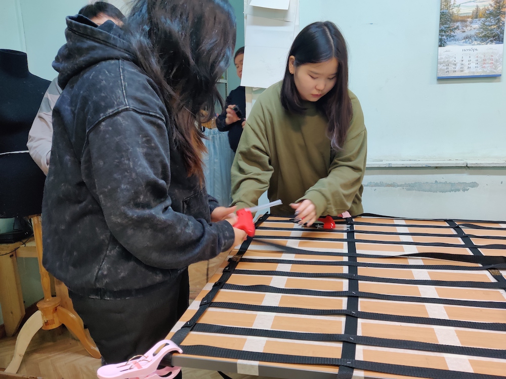 Студенты АГИКИ шьют носилки для эвакуации раненых с поля боя