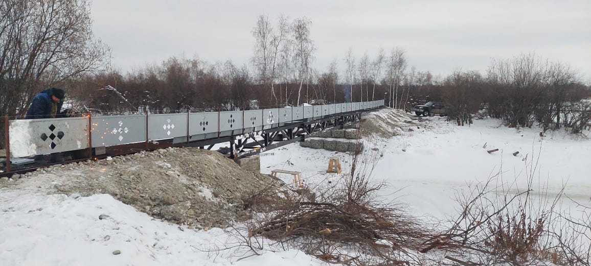 В Черкехском музее устанавливают новый пешеходный мост