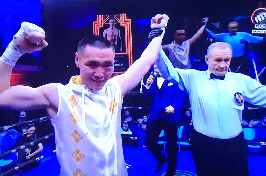 Петр Васильев выиграл седьмой бой на ринге профессионального бокса