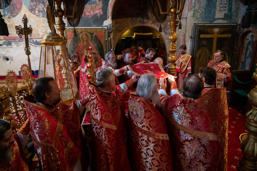Власти Якутии накрывают стол во время божественной литургии в Успенском соборе на 1,4 млн рублей