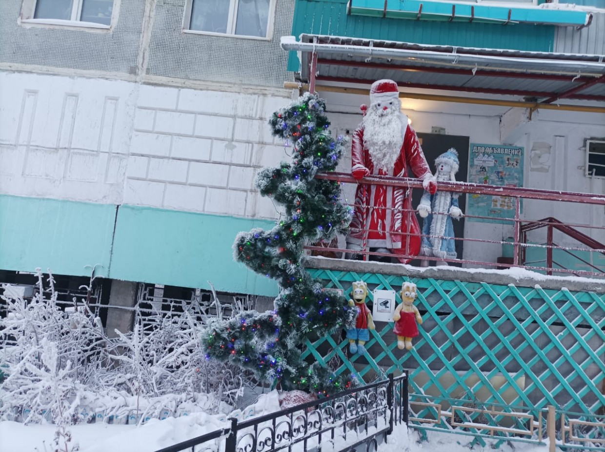 В Якутске хулиган пытался оторвать голову Деду Морозу, украшающему подъезд