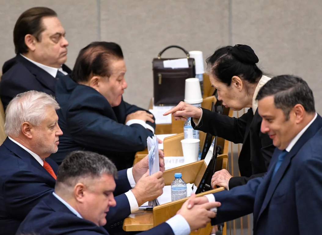 Депутаты от Якутии в Госдуме попали в фотогалерею забавных кадров «Коммерсанта»