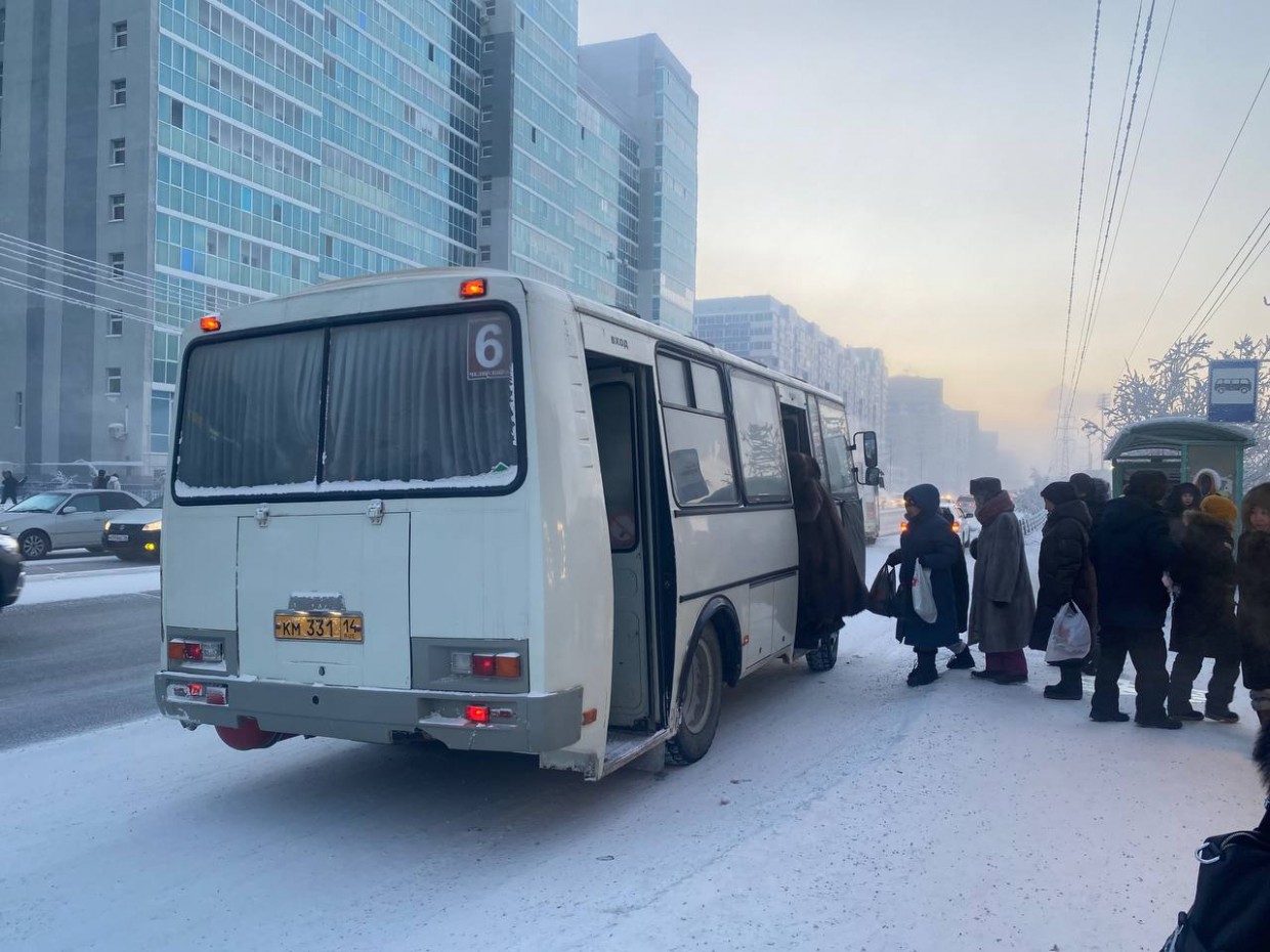«Я сейчас ударю тебя, урод!»: В Якутске водитель автобуса №6 заступился за агрессивного пассажира