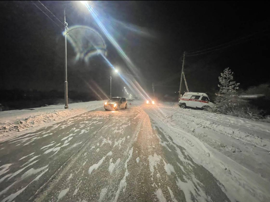 В Якутске водитель без прав врезался в автомобиль скорой помощи