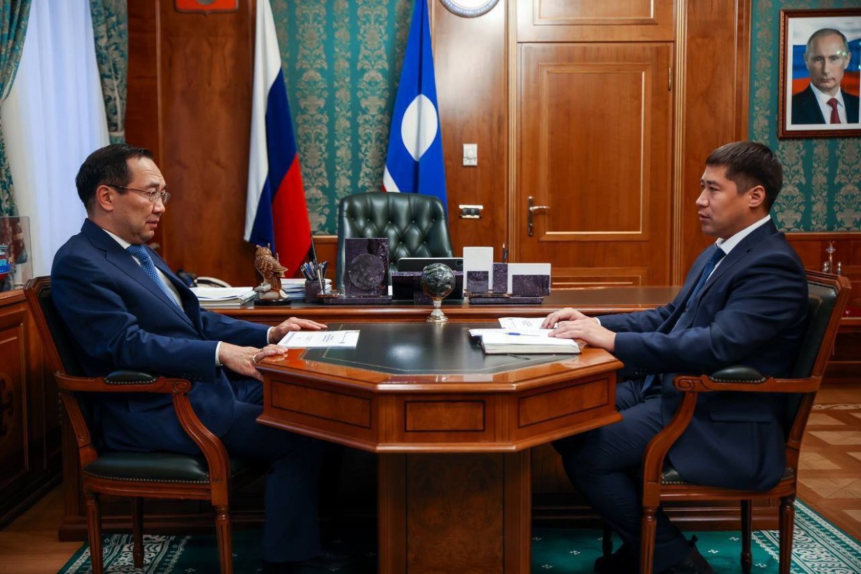 Глава Якутии поздравил Степана Кузьмина с убедительной победой на выборах в Амгинском районе