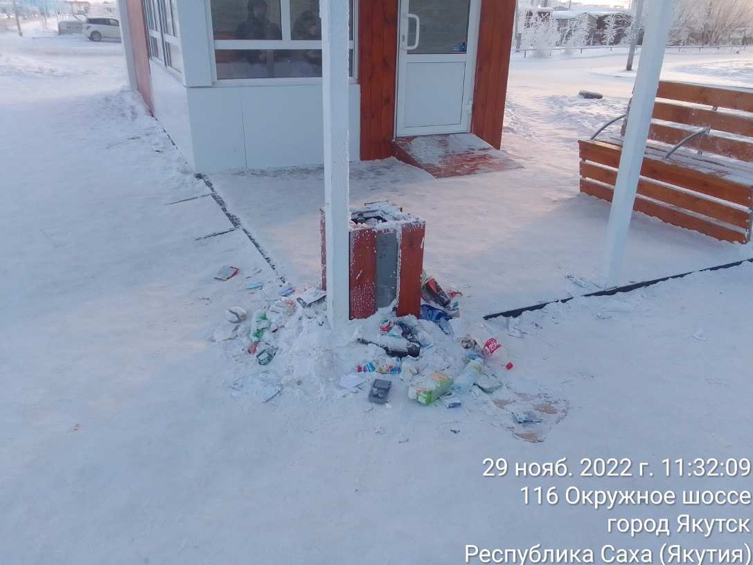 «Бомжи, смрад и мусор». Жители Якутска жалуются на проблему с теплыми остановками