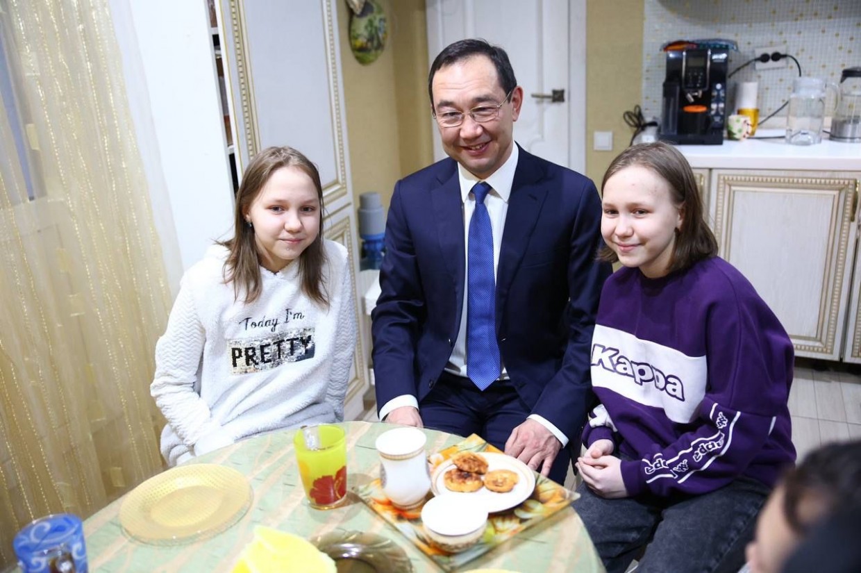 Айсен Николаев исполнил новогодние желания многодетной семьи Куликовых