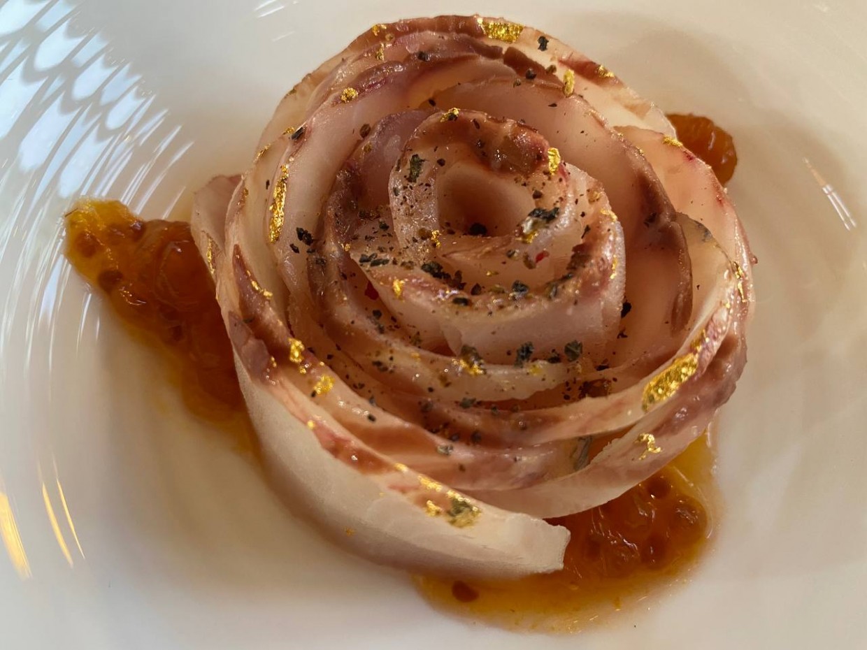 Сугудай с золотом, салат из кожи чира и чипсы из ягеля. Самый юный су-шеф Якутии презентовала авторское меню