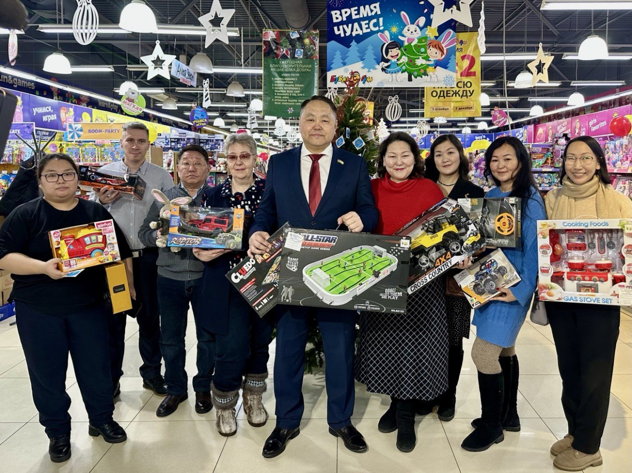 Депутаты и сотрудники Гордумы приняли участие в благотворительной акции «Елка добра»