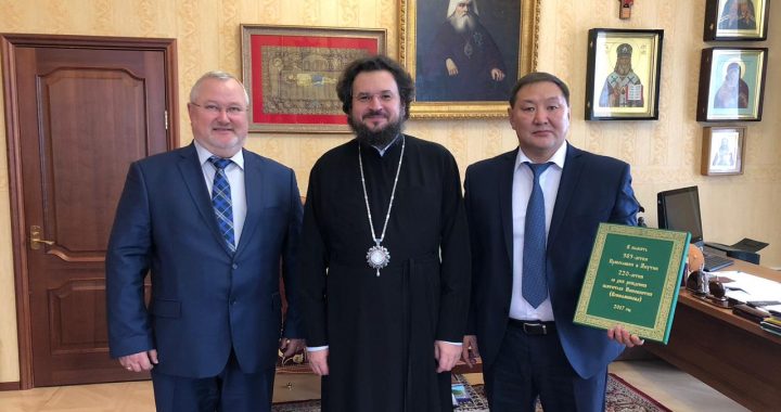 Руководитель управделами главы стал заслуженным работником народного хозяйства Якутии